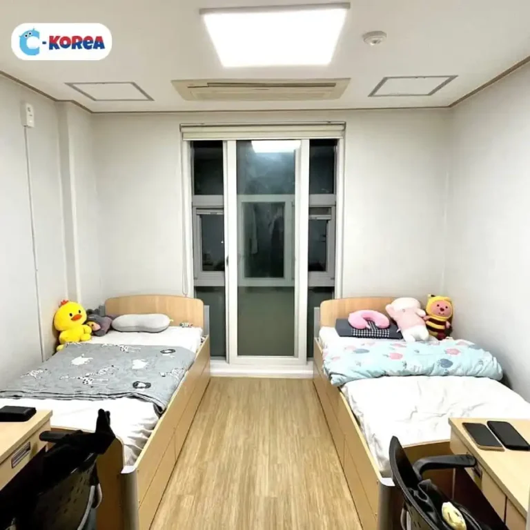 Phòng ký túc xã 2 người của Đại học Gachon, có đầy đủ tiện nghi gồm gường, bàn ghế học tập, cửa sổ lớn và thoáng