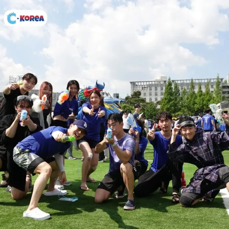 Các bạn sinh viên Đại học Gachon tham gia chơi bắn súng nước tại lễ hội Gachon Blue Day được tổ chức hàng năm