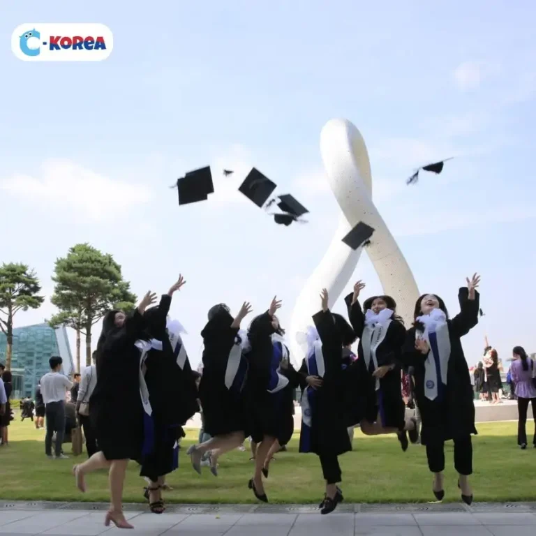 Các học sinh Đại học Gachon tung mũ cử nhân trong ngày tốt nghiệp